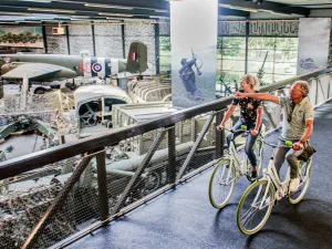 Oorlogsmuseum Overloon Fiets dwars door het museum via de fietsbrug. Foto: Oorlogsmuseum Overloon